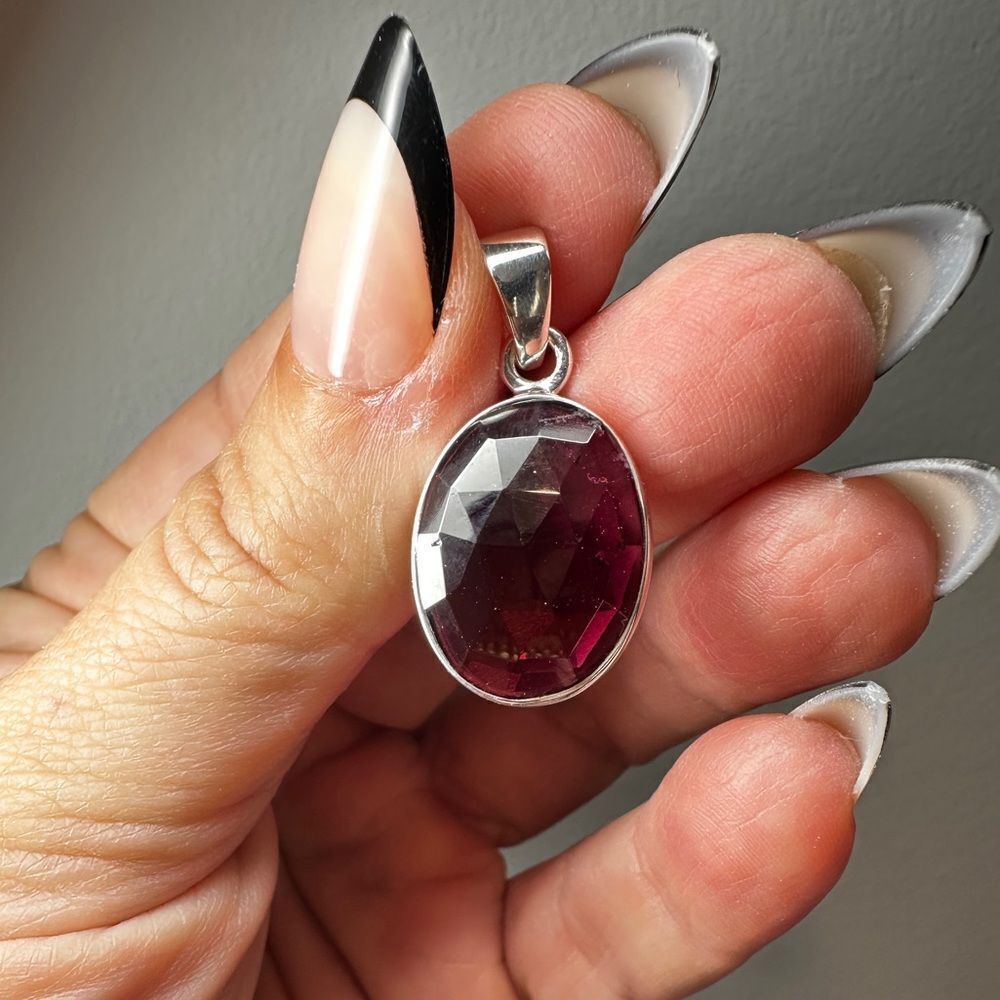 NWOT Stunning 15x19mm oval cut, faceted India Garnet pendant in sterling silver!